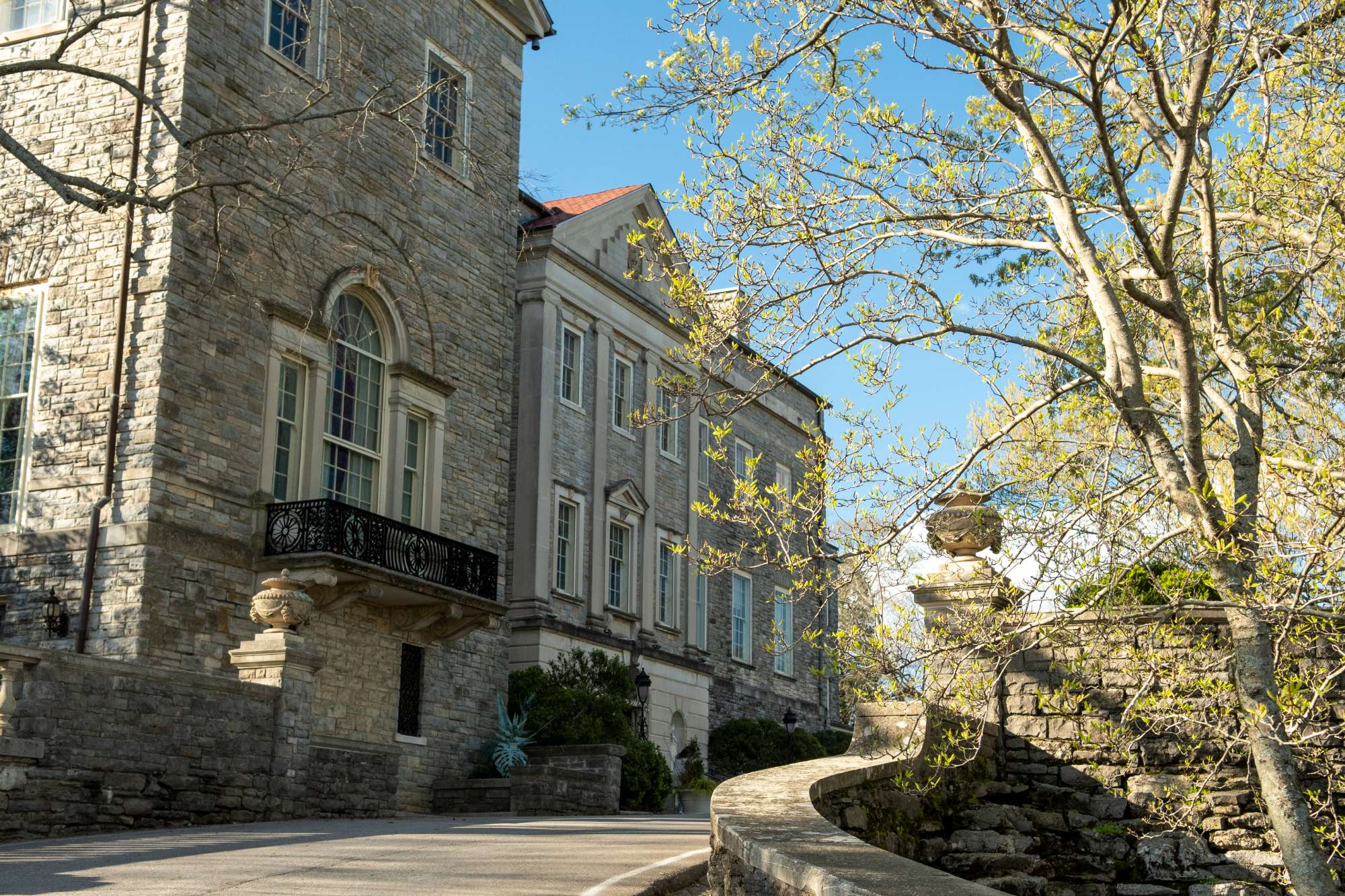 Mansion exterior DSC8893 CaitlinHarris